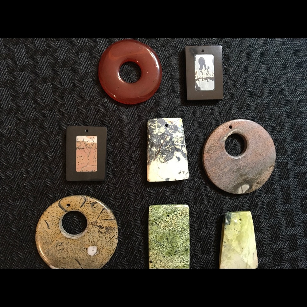 Lot of (11) stone pendants. - Picture 4 of 7